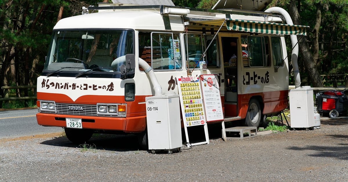 虹の松原にたたずむ「からつバーガー」のレトロなバス型店舗