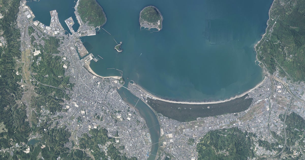 佐賀県唐津市の住宅街と唐津湾を望む風景